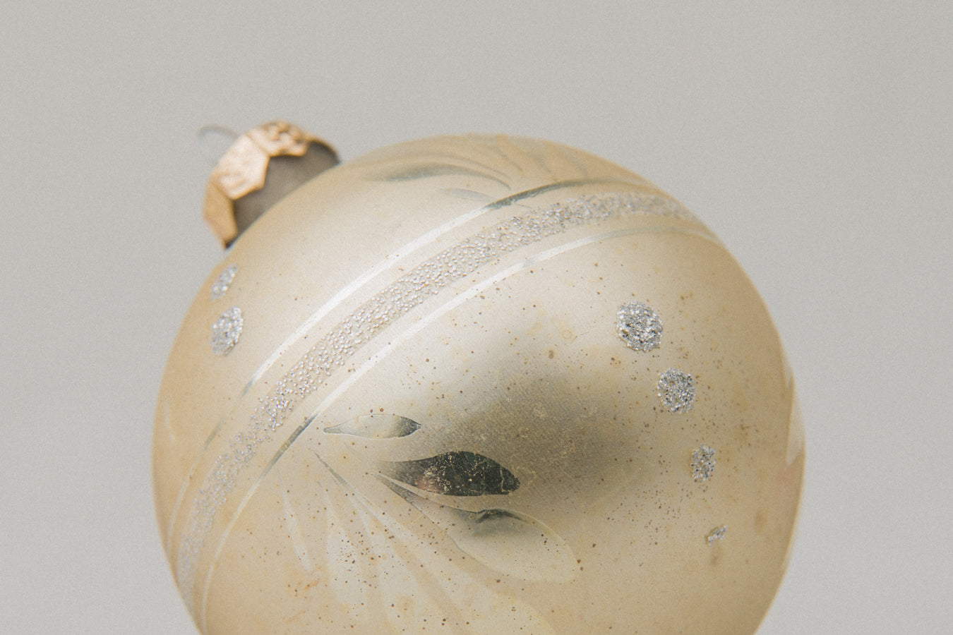 Vintage GLASS ORNAMENT with spotted and leafy motif _ 1087