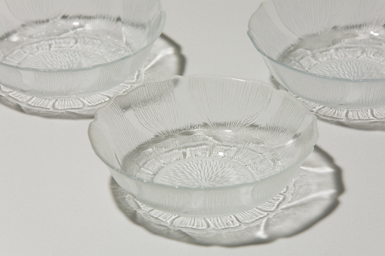Set of four textured glass BOWLS small
