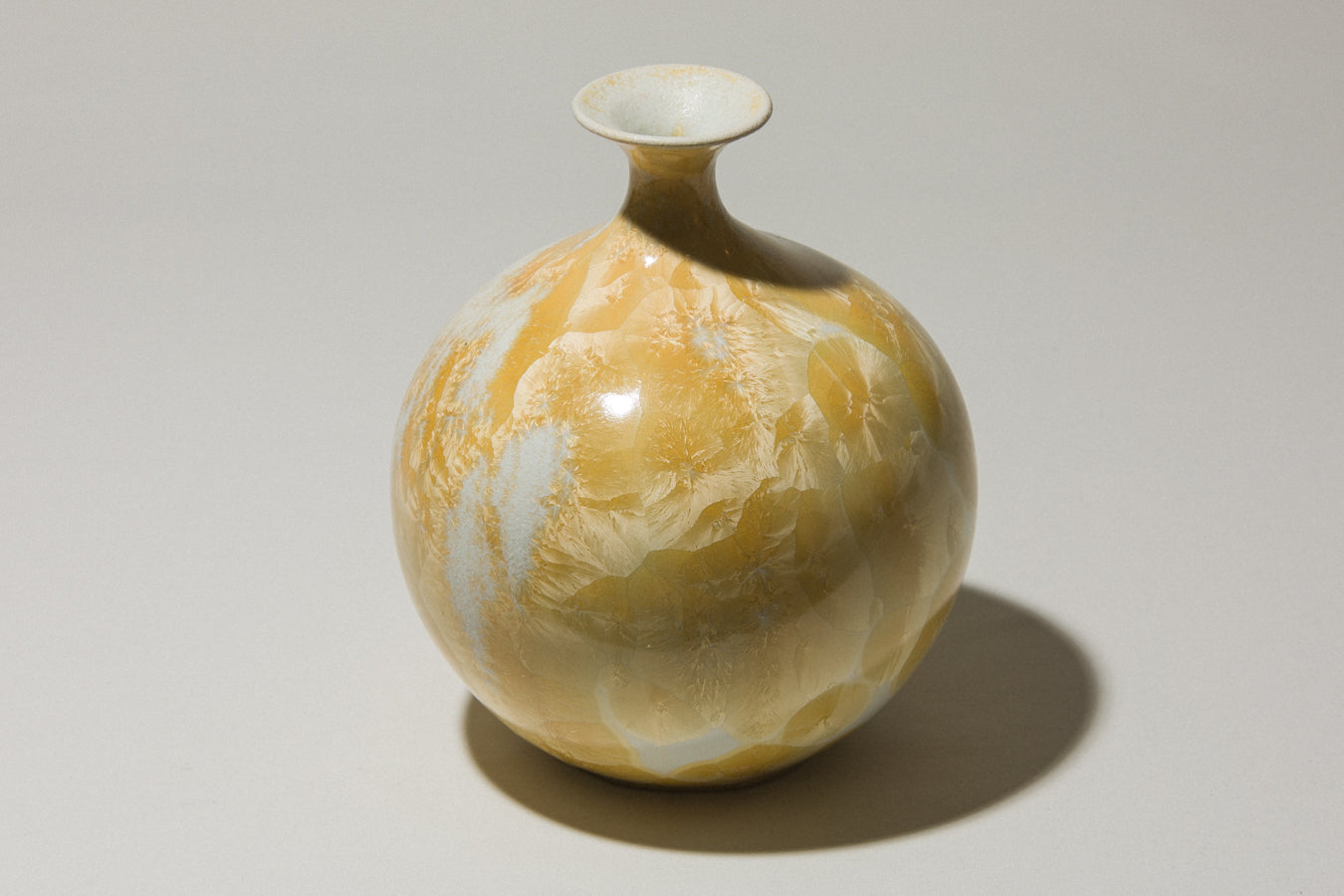 Porcelain VASE with white-yellow crystalline-glaze