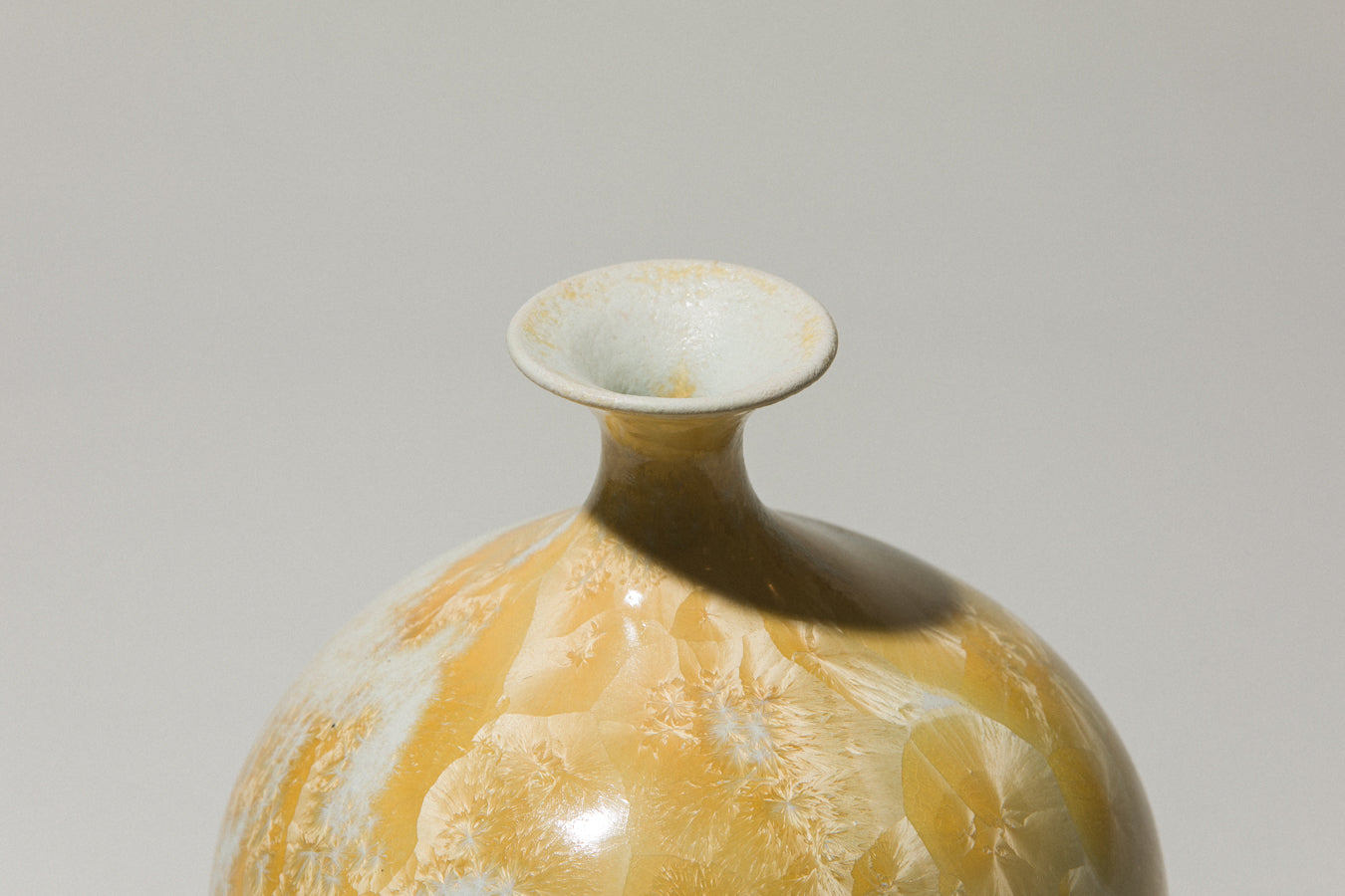 Porcelain VASE with white-yellow crystalline-glaze
