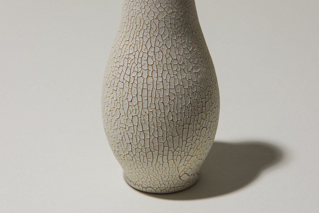 Ceramic VASE with white textured crackle glaze