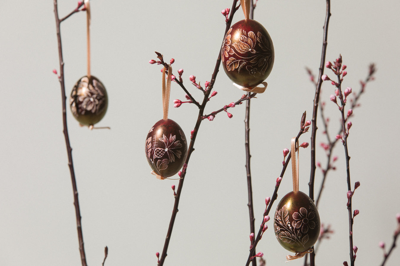 Set of six glazed & scratched SMALL CHICKEN EGGS