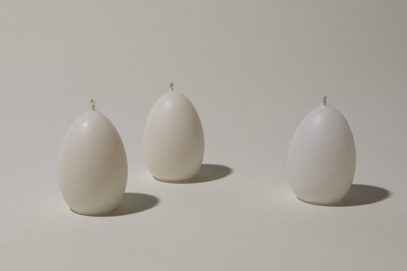 Egg-shaped CANDLE white set of three