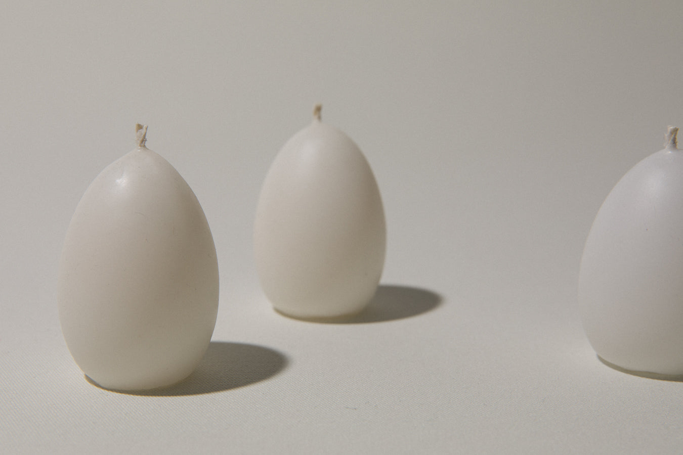 Egg-shaped CANDLE white set of three