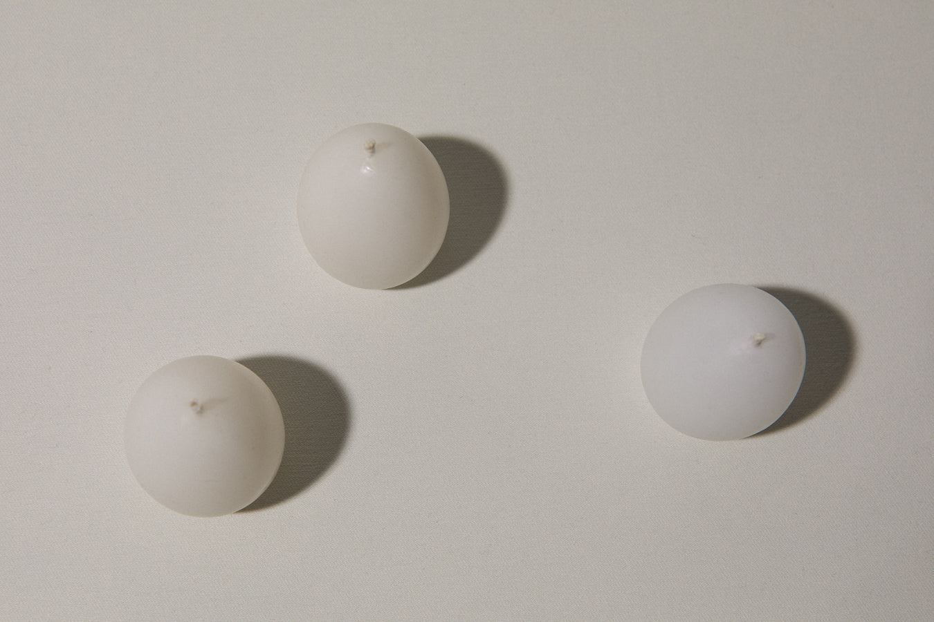 Egg-shaped CANDLE white set of three