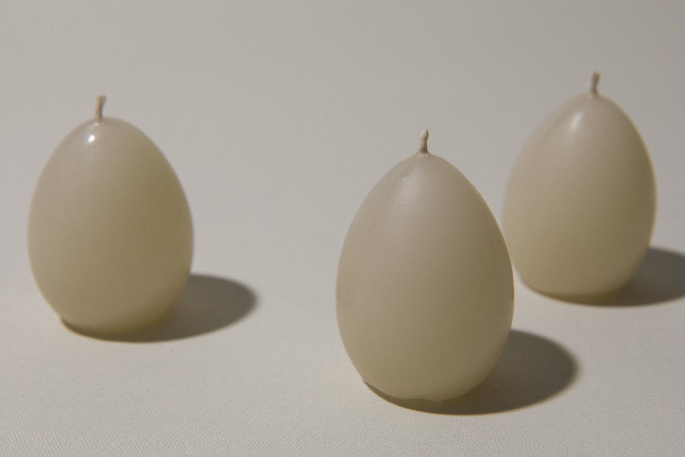 Egg-shaped CANDLE beige set of three