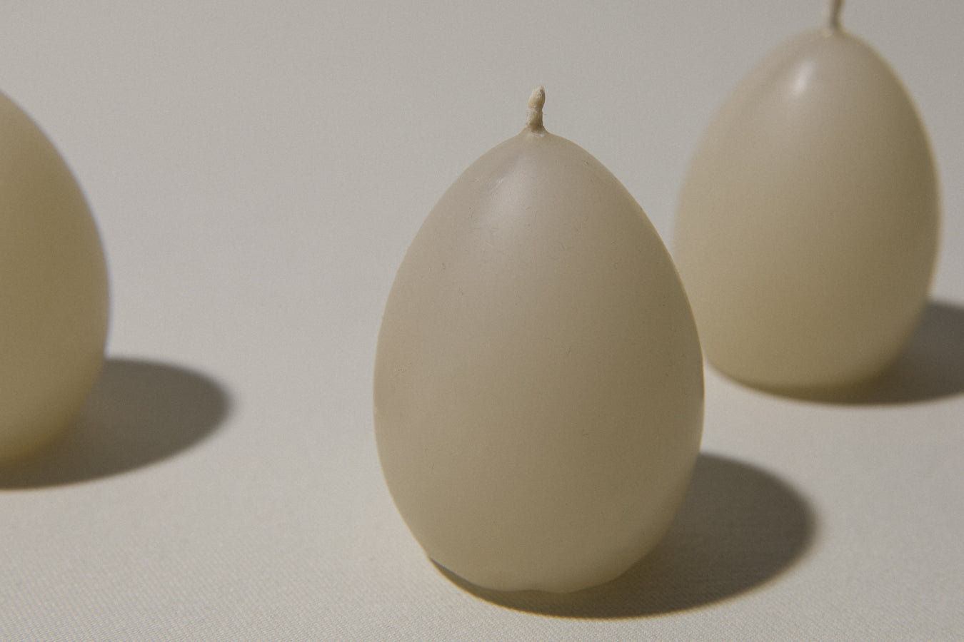 Egg-shaped CANDLE beige set of three