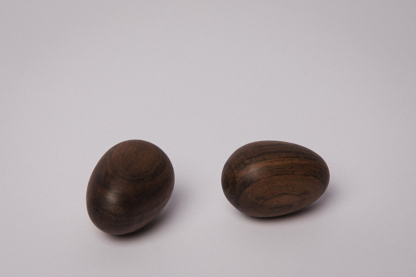 Set of two wooden EGGS medium _ 1495