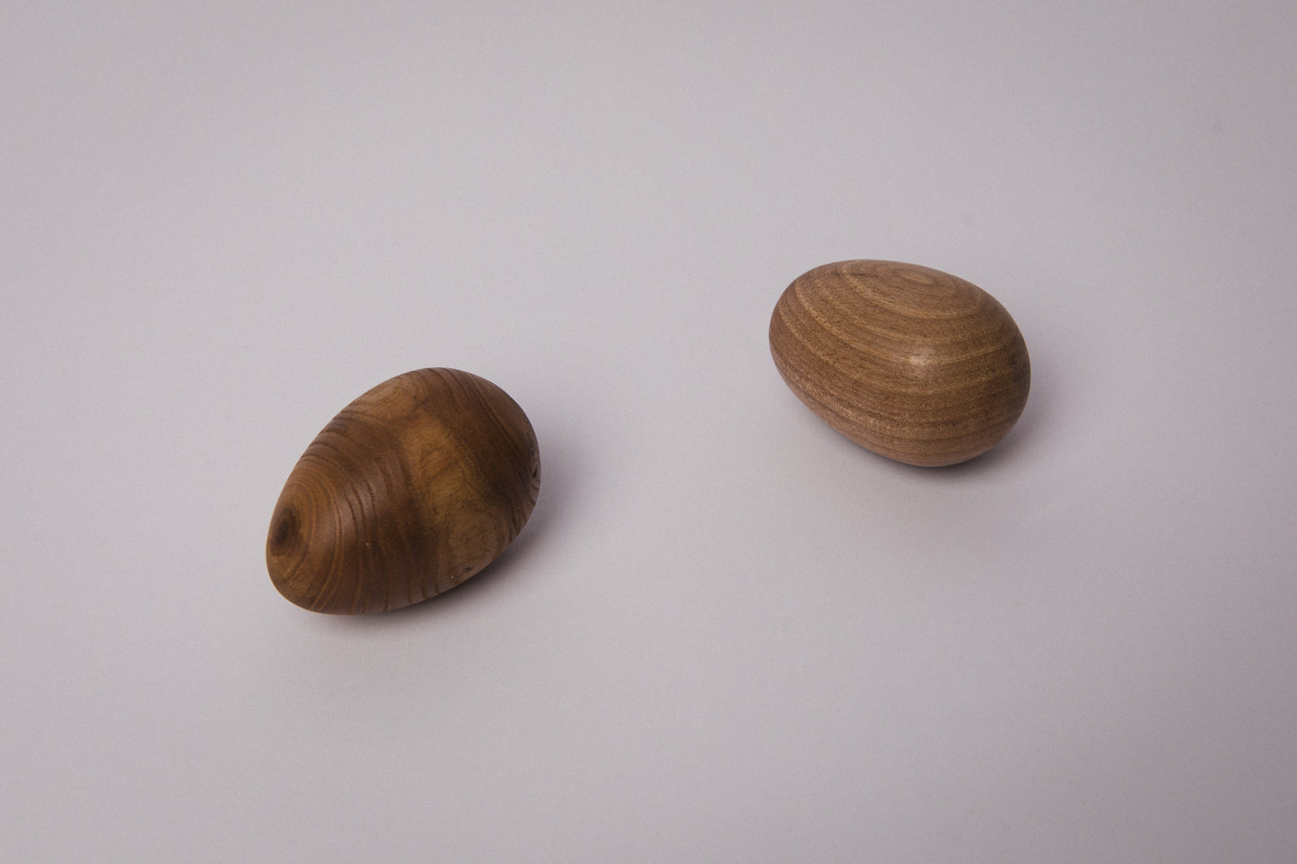 Set of two wooden EGGS medium _ 1496