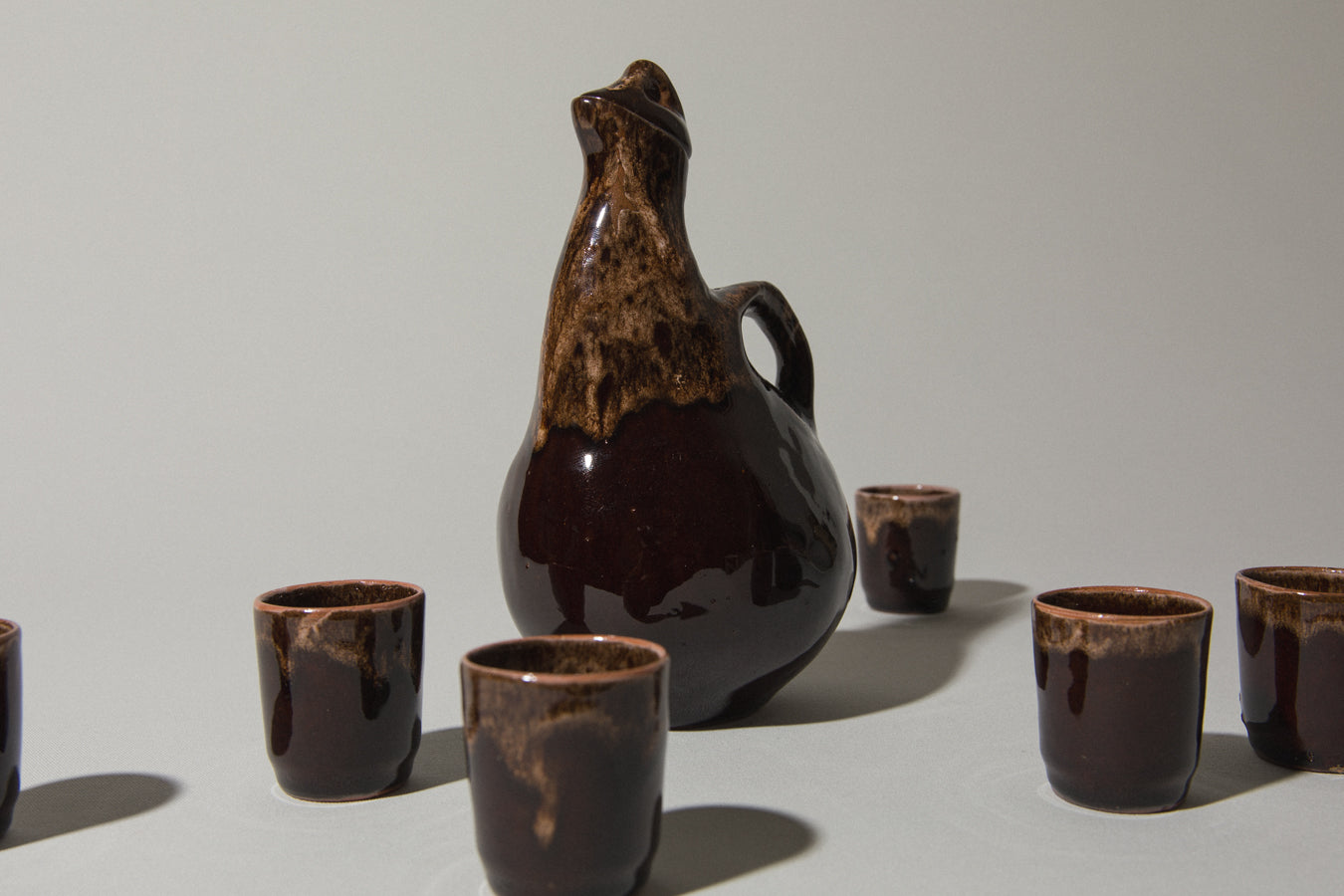 Hen-shaped faience SHOOTER SET