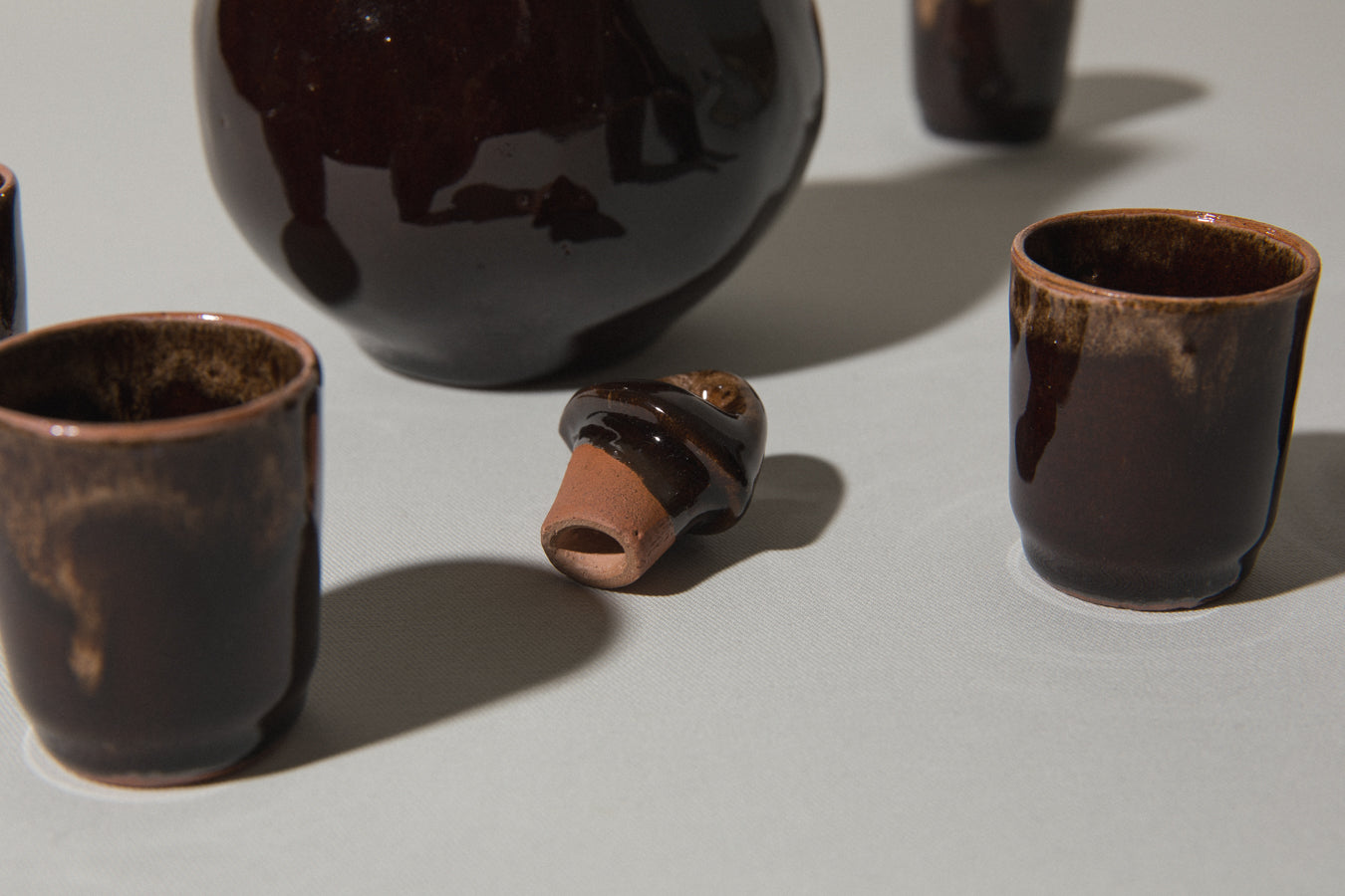 Hen-shaped faience SHOOTER SET