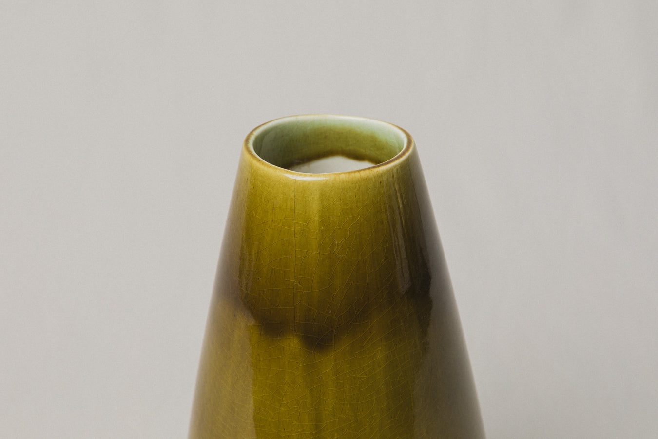 Angular pod-shaped ceramic VASE _ 1026
