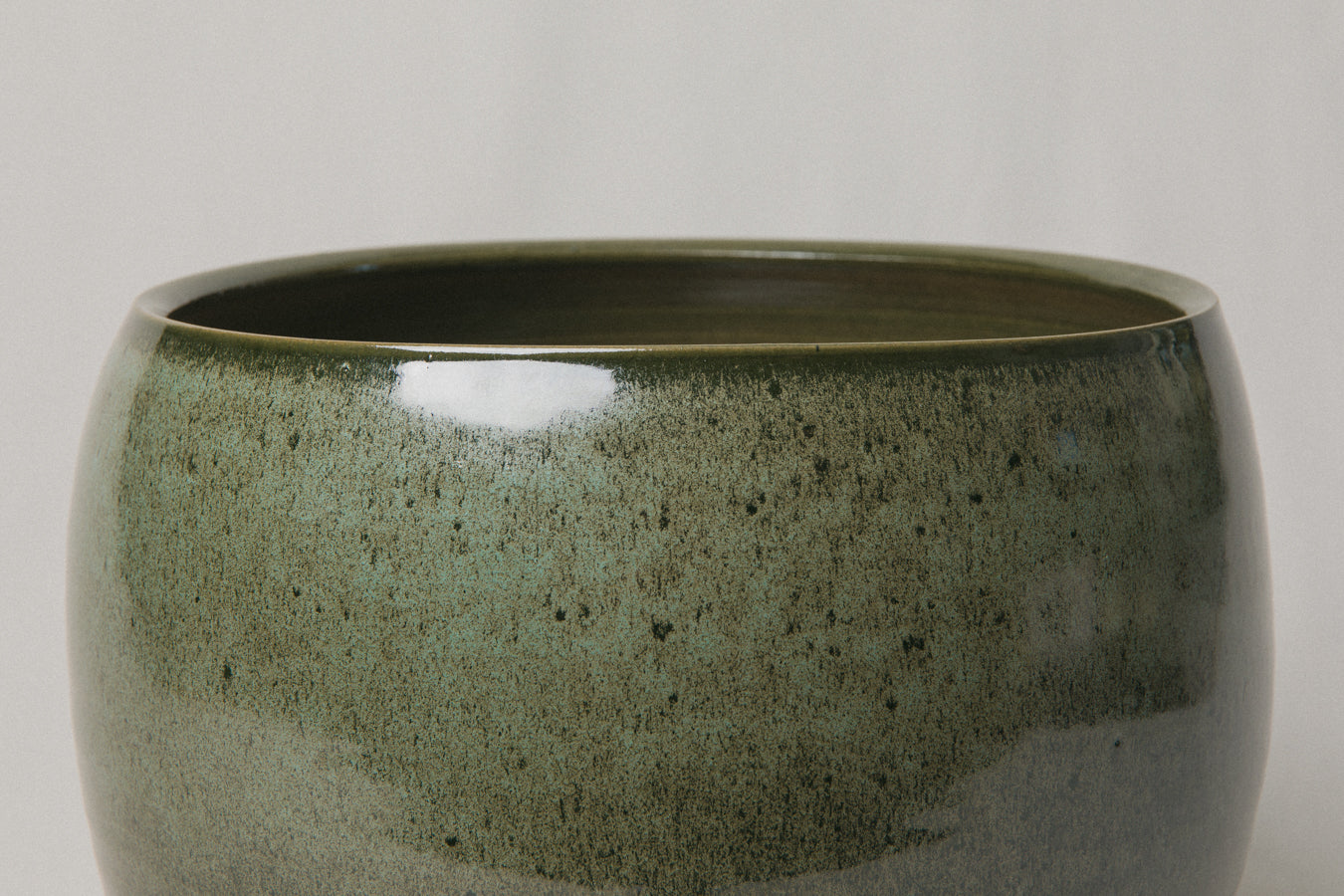 Large ceramic BOWL/POT _ 1035