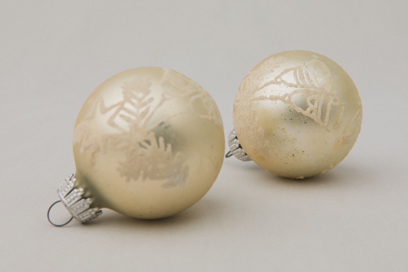 Vintage GLASS ORNAMENT with bell motif _ 1068