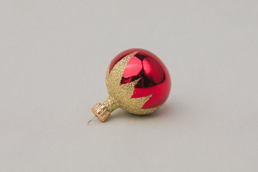 Vintage GLASS ORNAMENT with icicle motif _ 1093