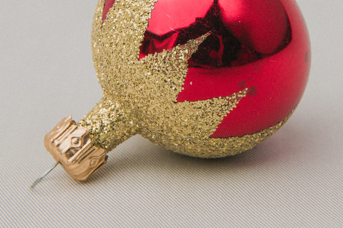 Vintage GLASS ORNAMENT with icicle motif _ 1093