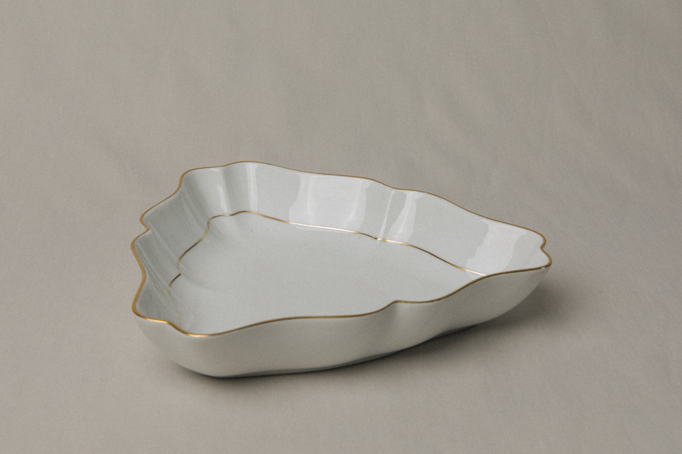 Vintage porcelain SERVING DISH with gold stripe from Herend _ 1231