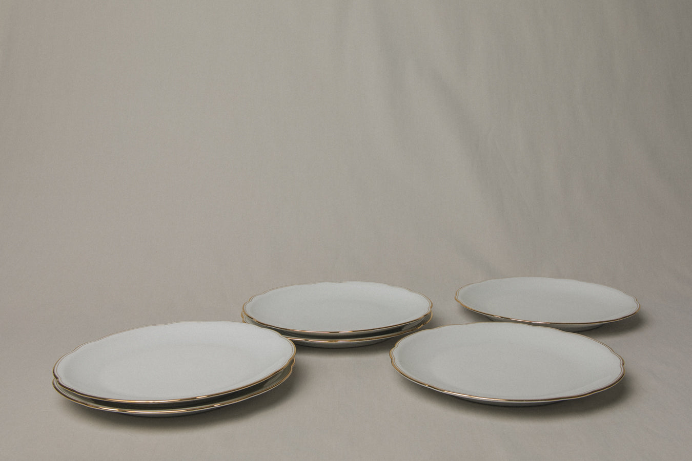 Set of six vintage porcelain DINNER PLATES with gold stripe _ 1246