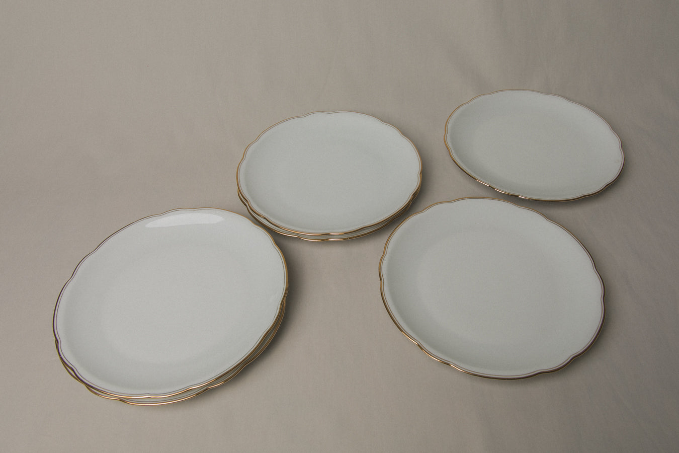Set of six vintage porcelain DINNER PLATES with gold stripe _ 1246