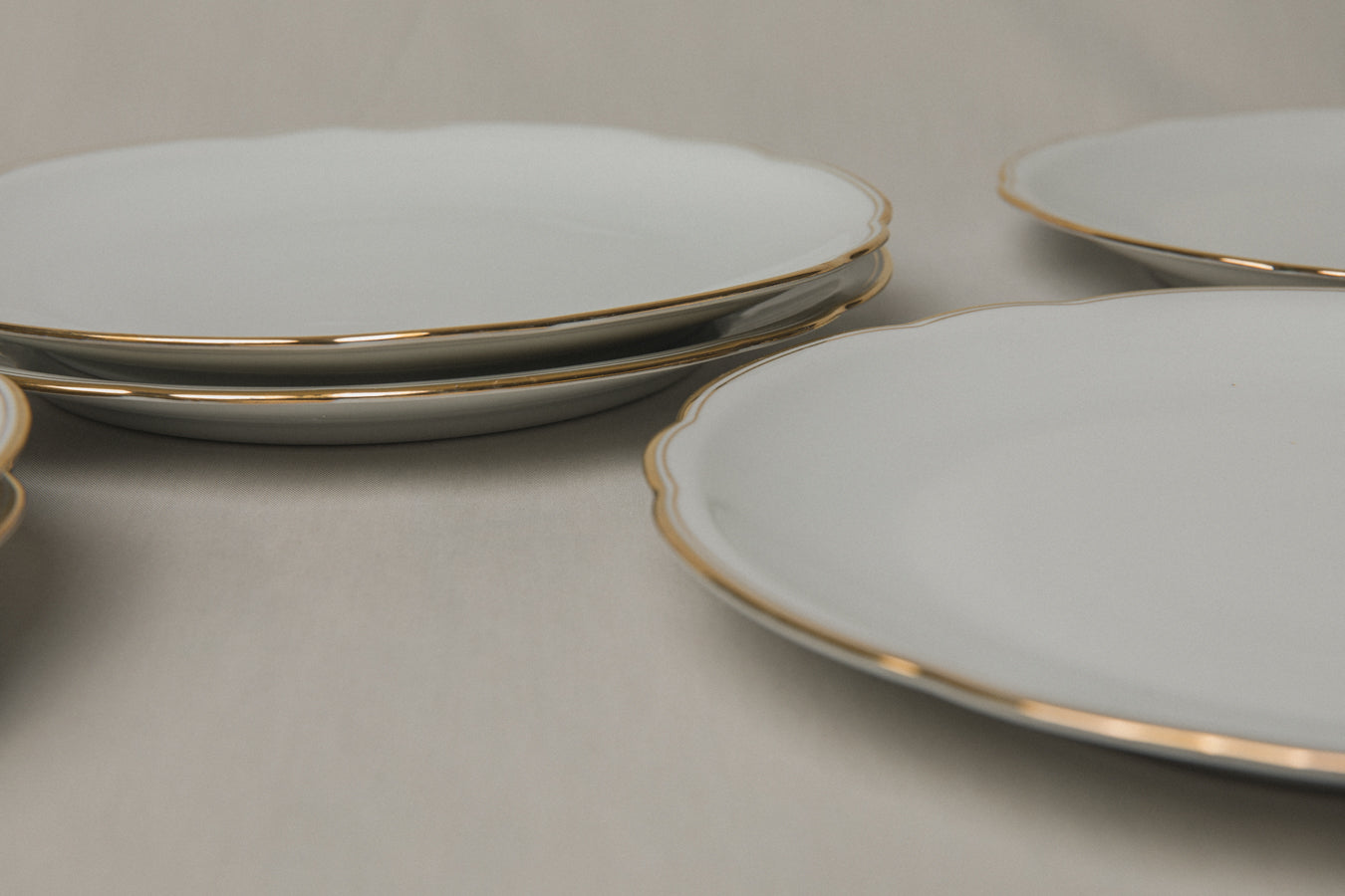 Set of six vintage porcelain DINNER PLATES with gold stripe _ 1246