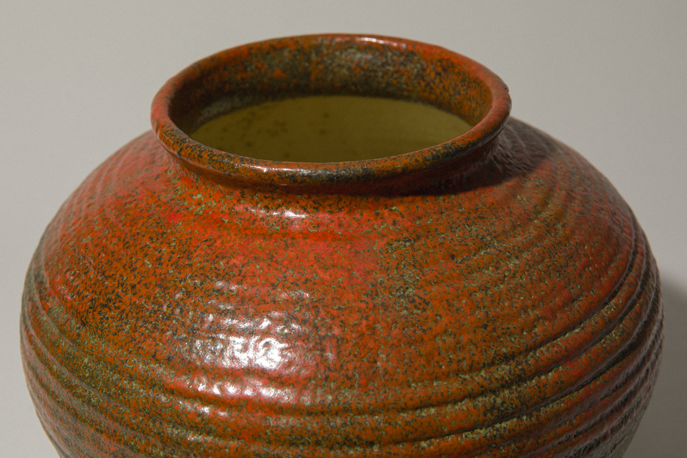 Round VASE by Pesthidegkút Ceramics Factory _ 751R