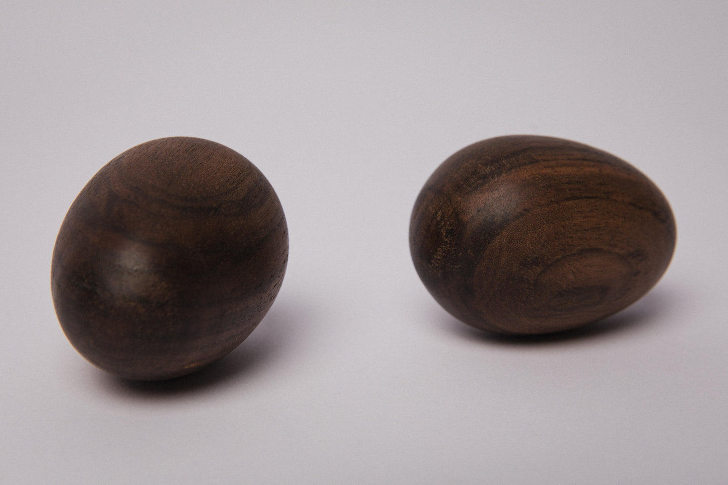 Set of two wooden EGGS medium _ 1495