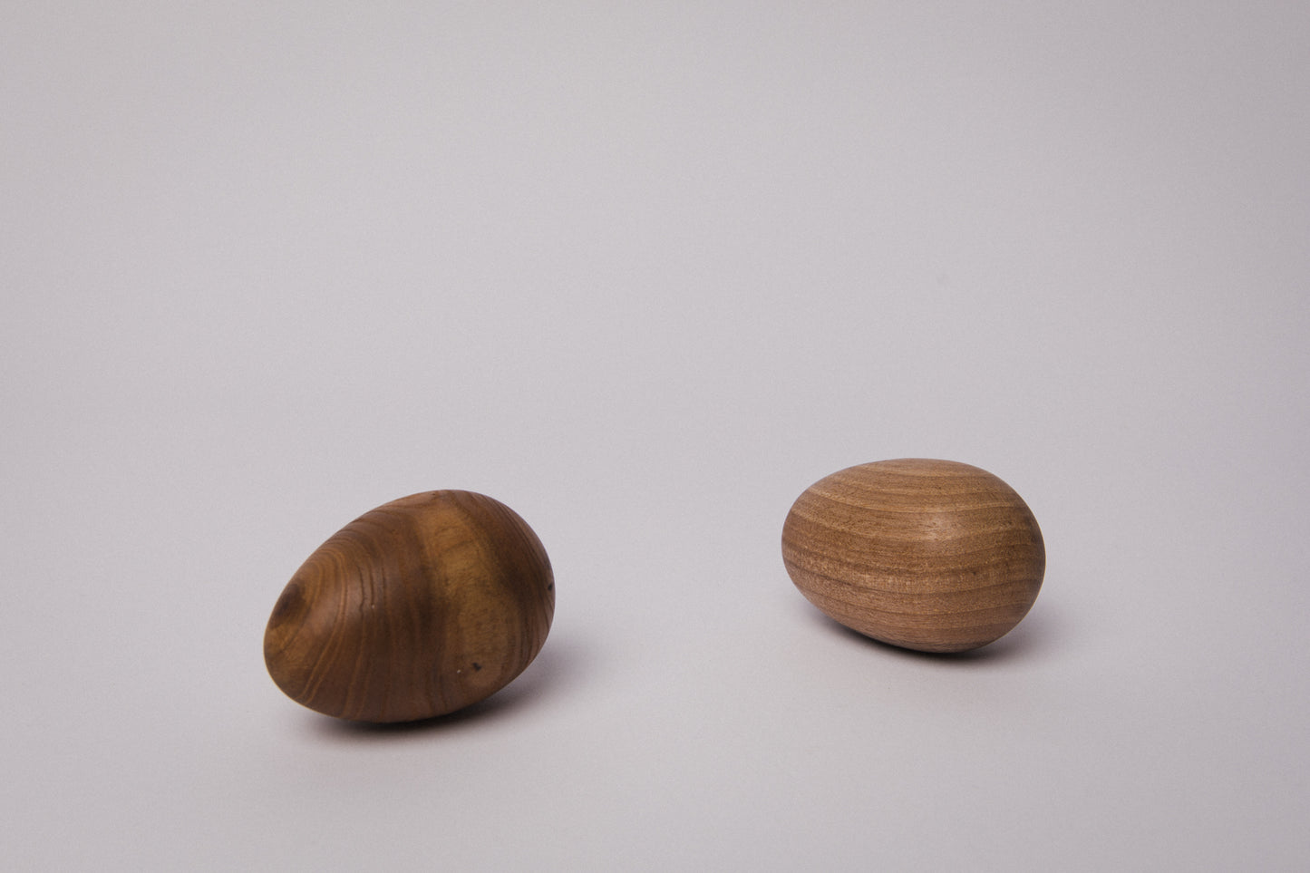 Set of two wooden EGGS medium _ 1496