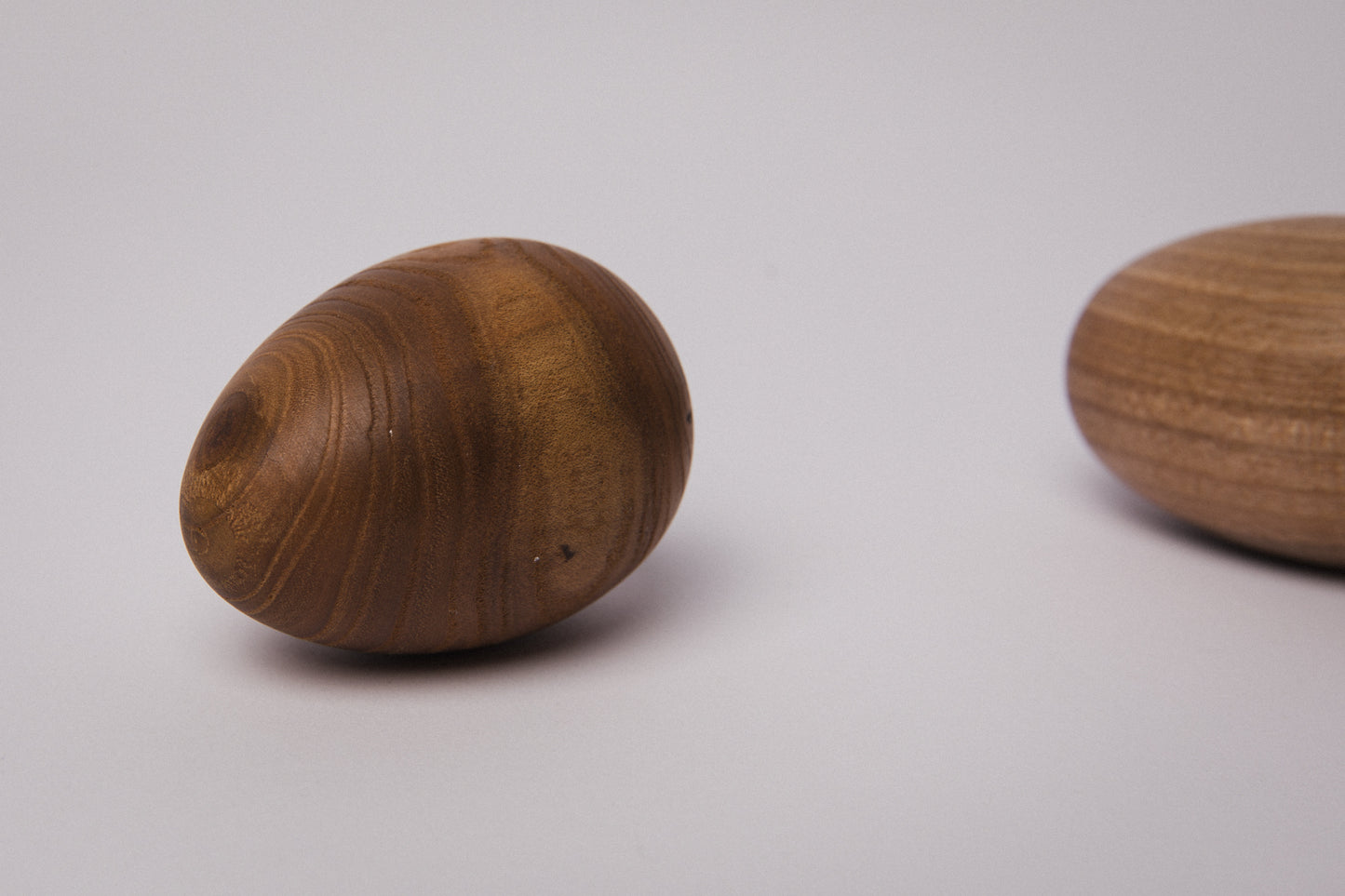 Set of two wooden EGGS medium _ 1496