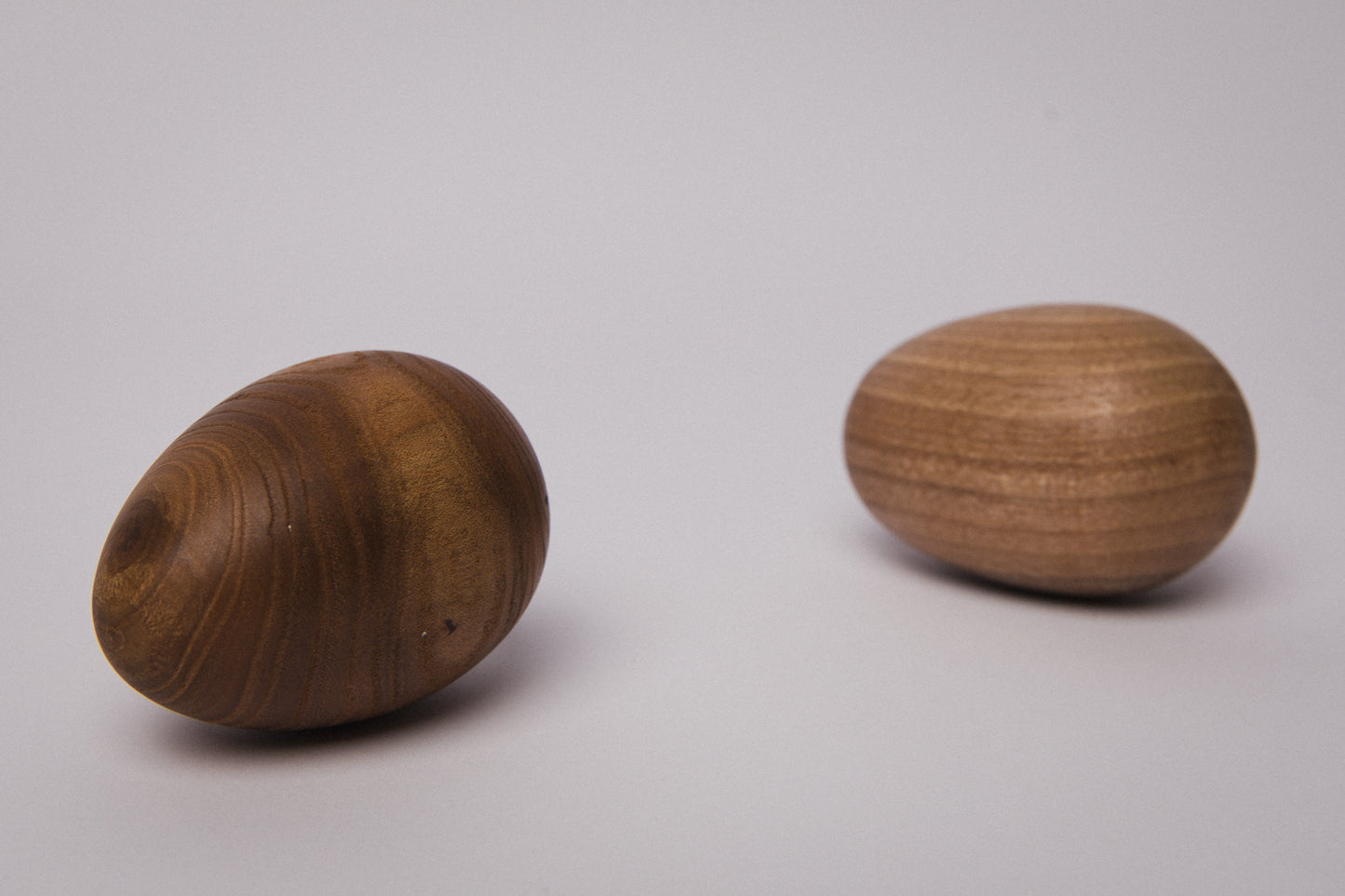 Set of two wooden EGGS medium _ 1496