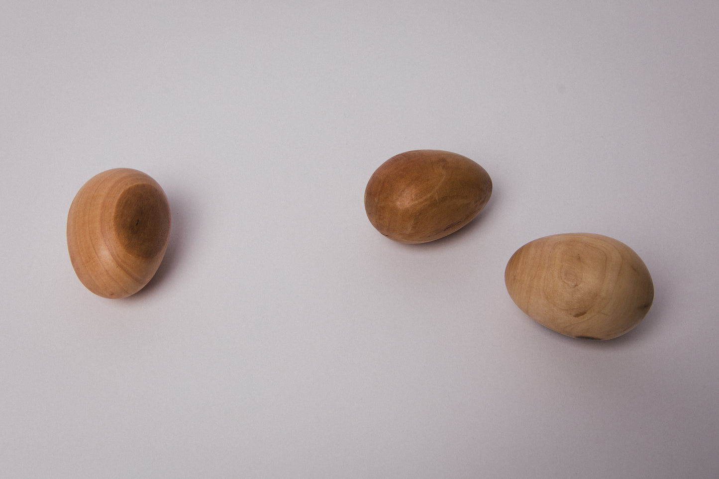 Set of three wooden EGGS medium _ 1497