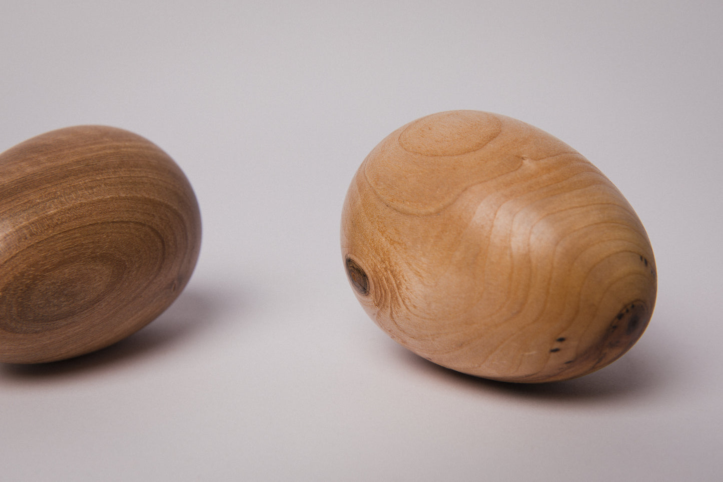 Set of two wooden EGGS large _ 1500