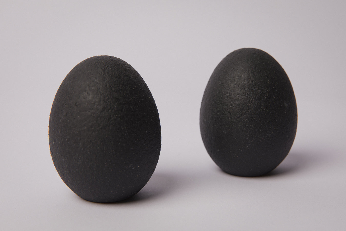 Set of two ceramic EGGS small _ 1372