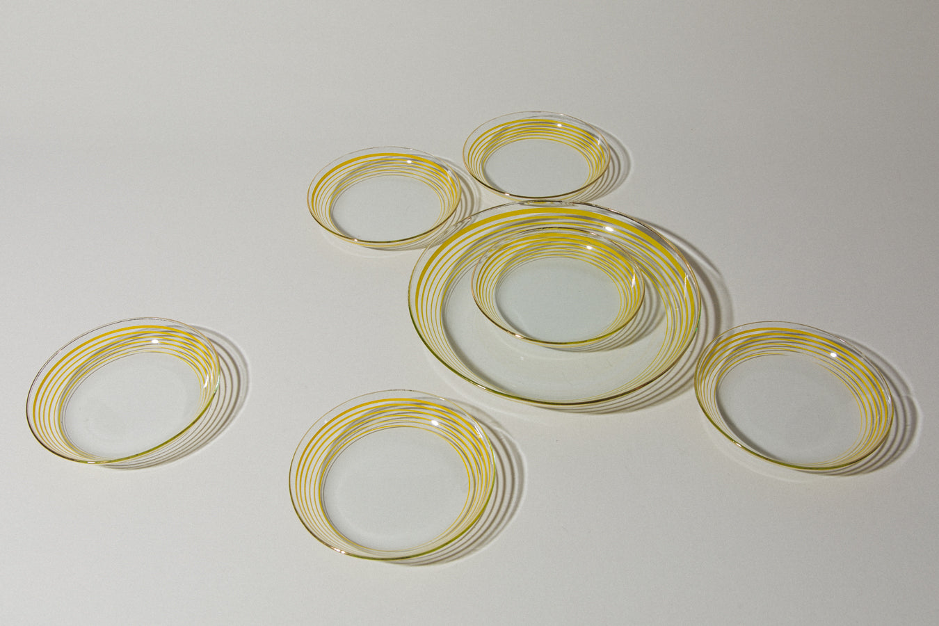 Yellow-striped glass PLATE set